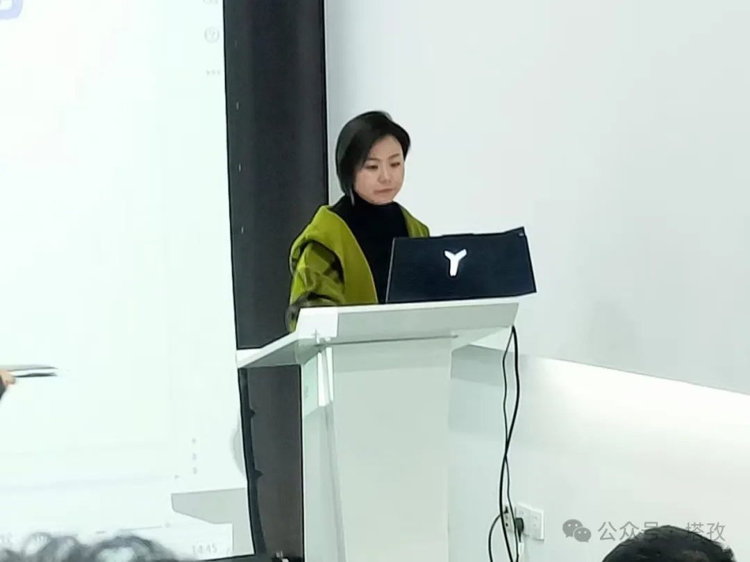 吴焕焕主持会议2.png